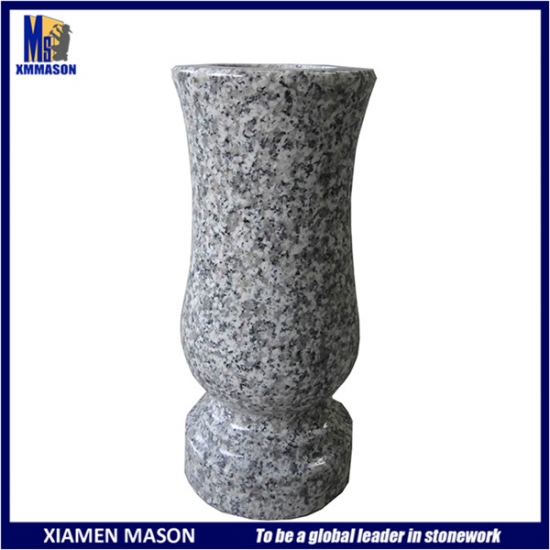 Vases en pierre gris clair