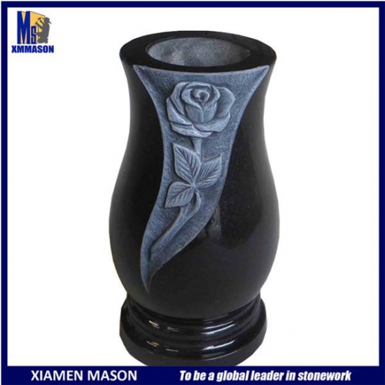 Vases en granit noir avec des sculptures de fleurs