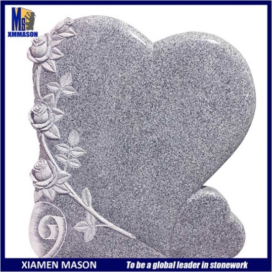 Mémorial en forme de coeur en granit gris avec fleur