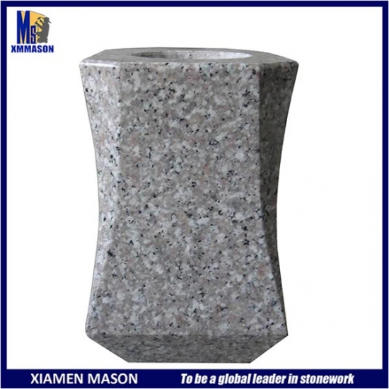 Vase de granit de forme unique