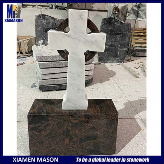 Monument de la croix celtique du marbre blanc